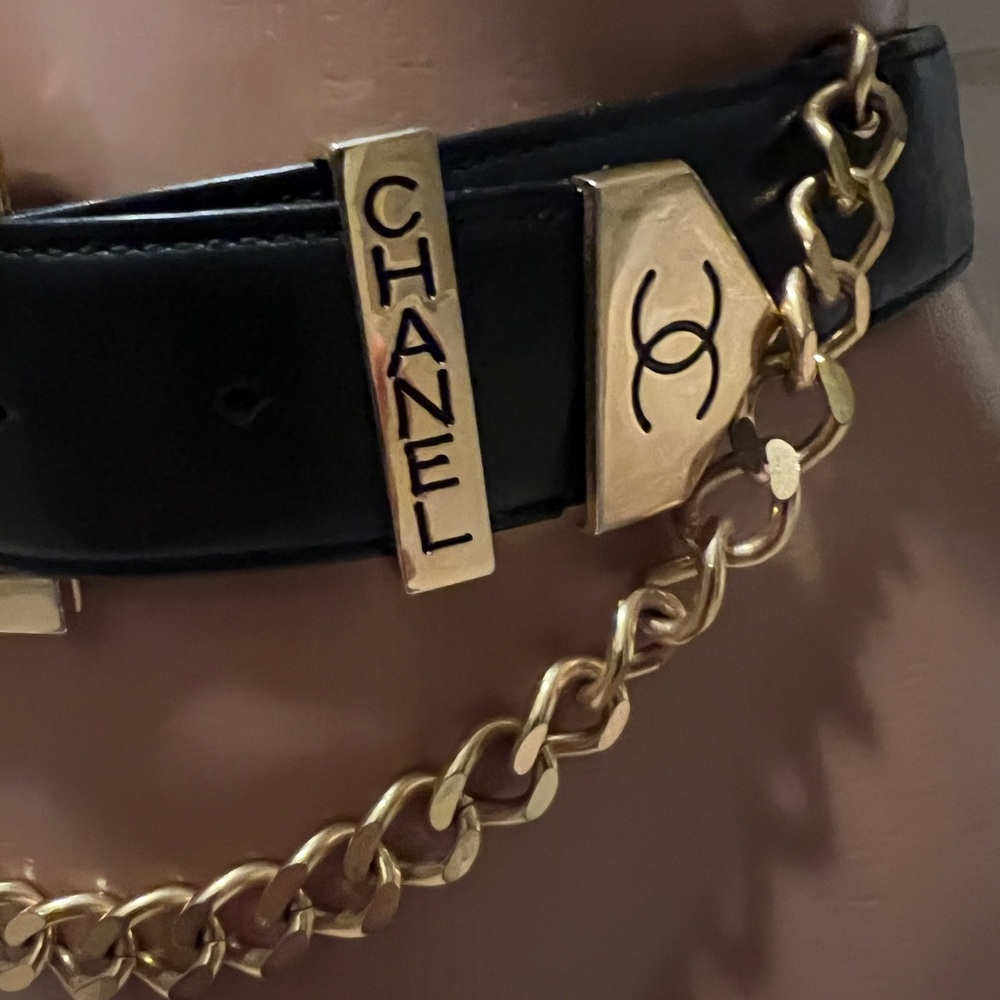 CHANEL Black Leather Belt with Gold Chain & Dangling Round Chanel Medallion - Picture 3 of 15